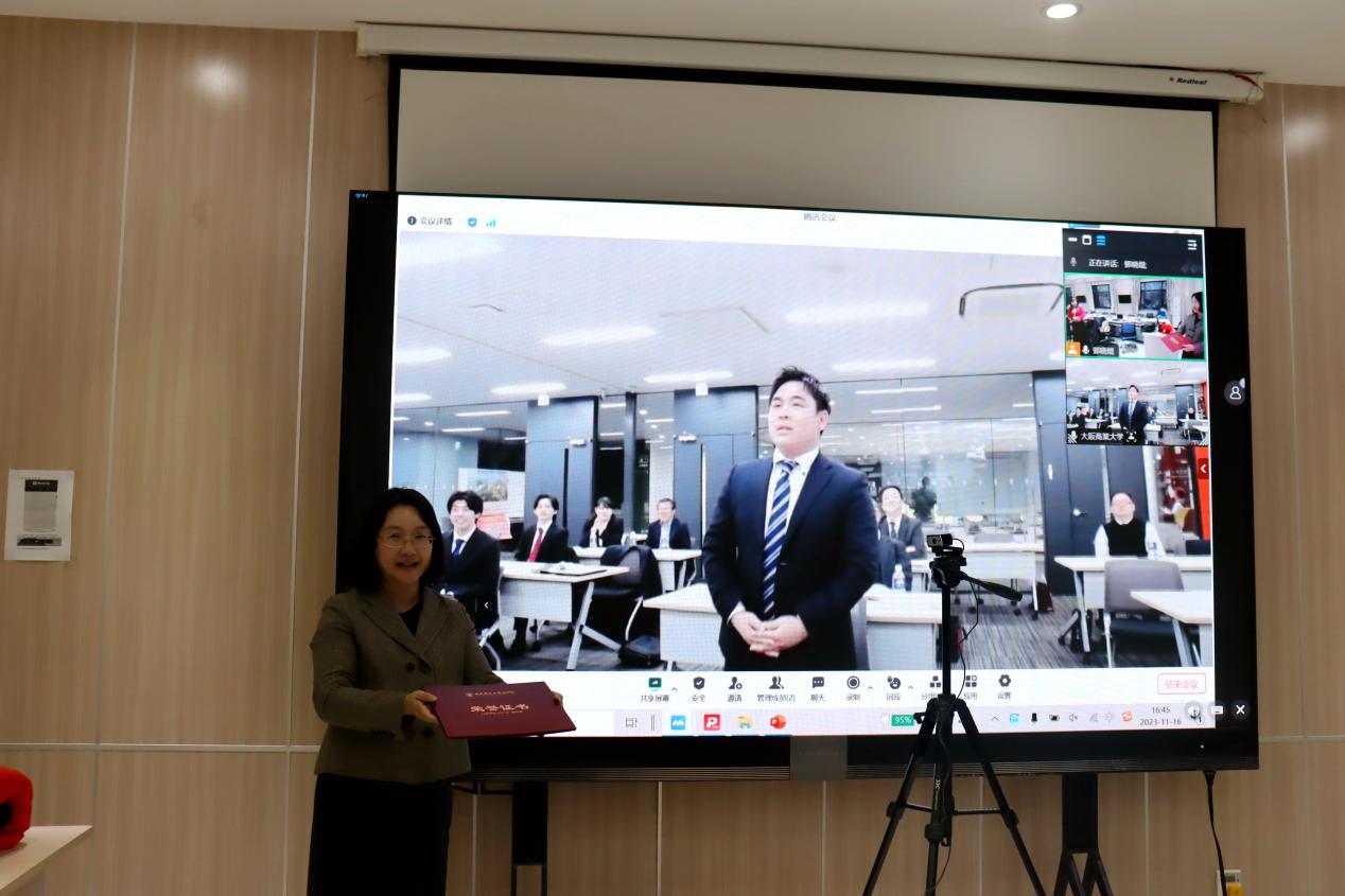 27awc777万象城娱乐官网葛建新教授为“最佳汇报奖”成田卓巳同学颁奖